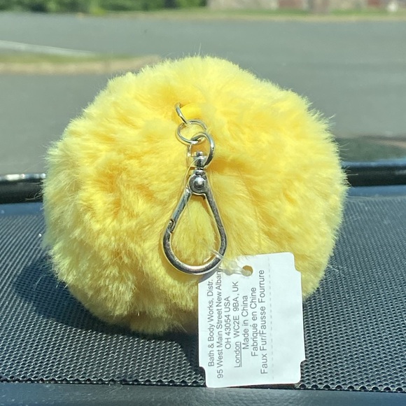 Adorable Rare Yellow Cute Cute Chickie 🐣 Sanitizer Holder - Picture 2 of 4